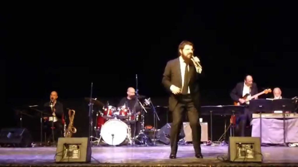 בני פרידמן - Benny Friedman Singing Shalom Aleichem at the Jerusalem Theater