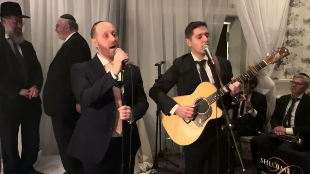 ארי אתינגר - Emotional rendition of Shlomo Carlebach's Im Eshkocheich live - Ari and Yakov Ettinger