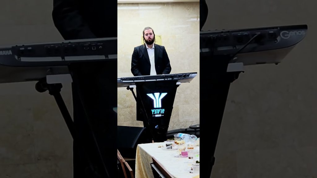 הקלידן יואלי יורוביץ - סולטון פריילאך: הקלידן יואלי יורוביץ ביחד עם מקהלת קאפלה