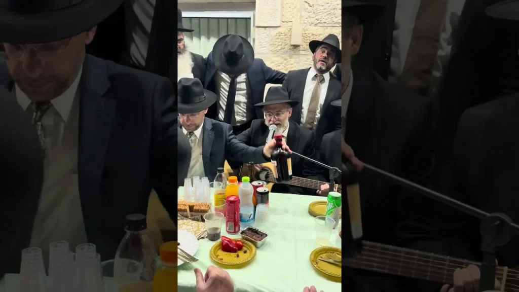 ופרוש עלינו סוכת שלומך – שמחת בית השואבה בסוכתו של נשיא דרשו הגר״ד הופשטטר יחד עם ר׳ הלל פלאי
